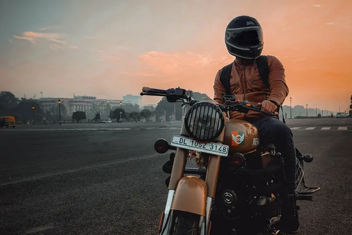 garnitur i motocykl. Suit and motorcycle.