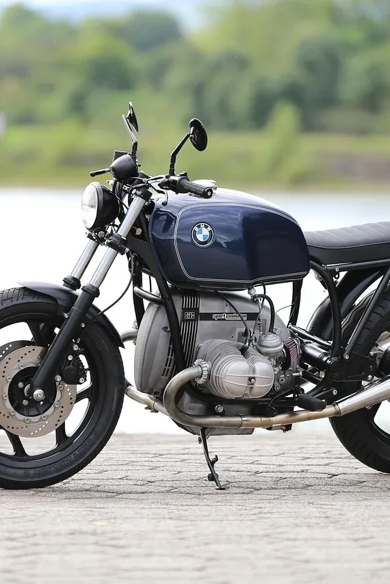 Garnitur i motocykl. Suit and motorcycle Indian