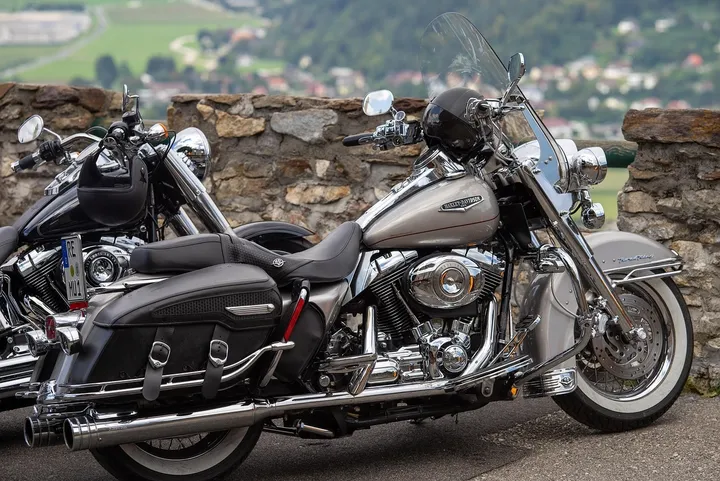 garnitur i motocykl. Suit and motorcycle Indian