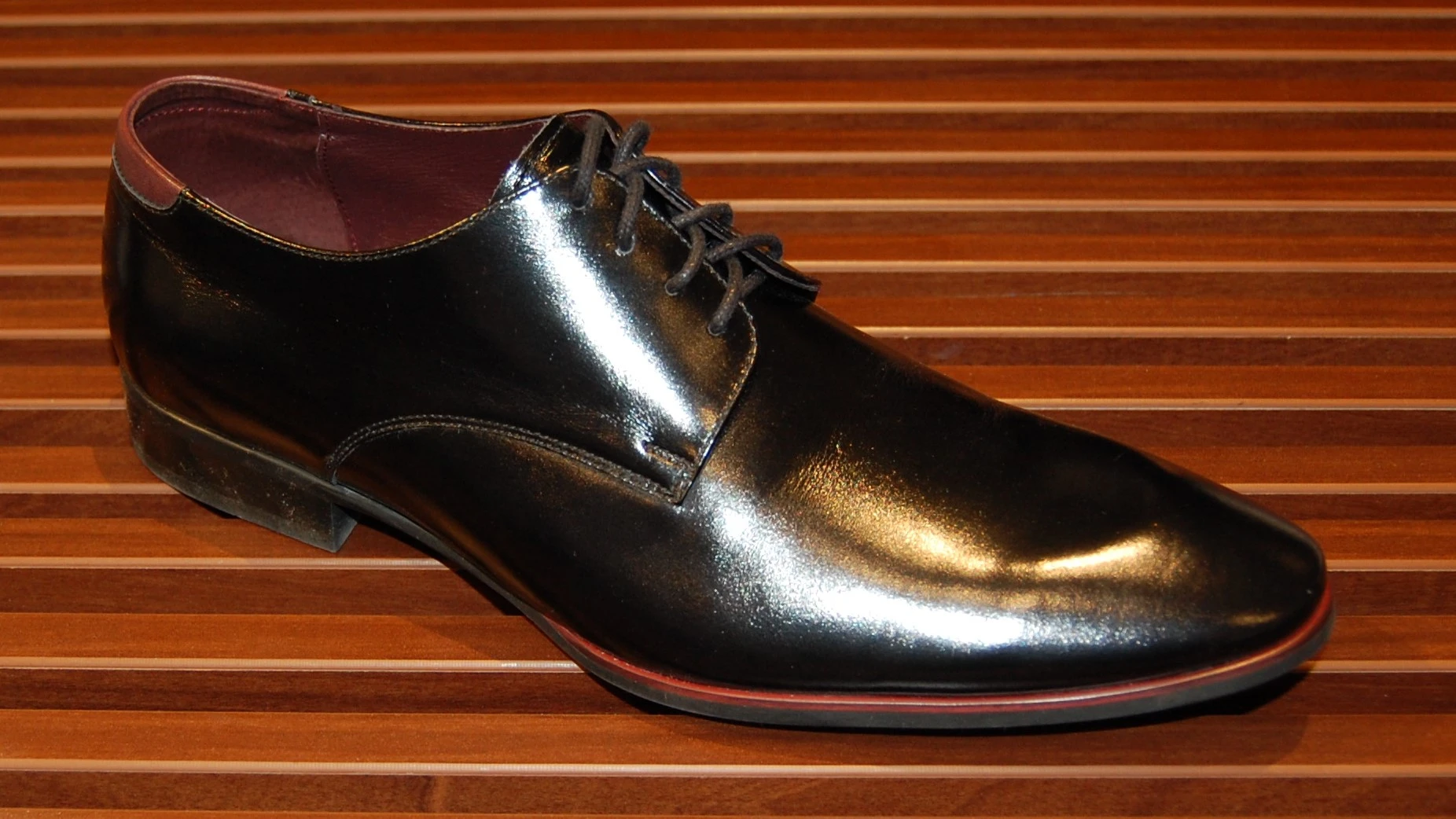 Półbut z wykończeniem PLAIN TOE