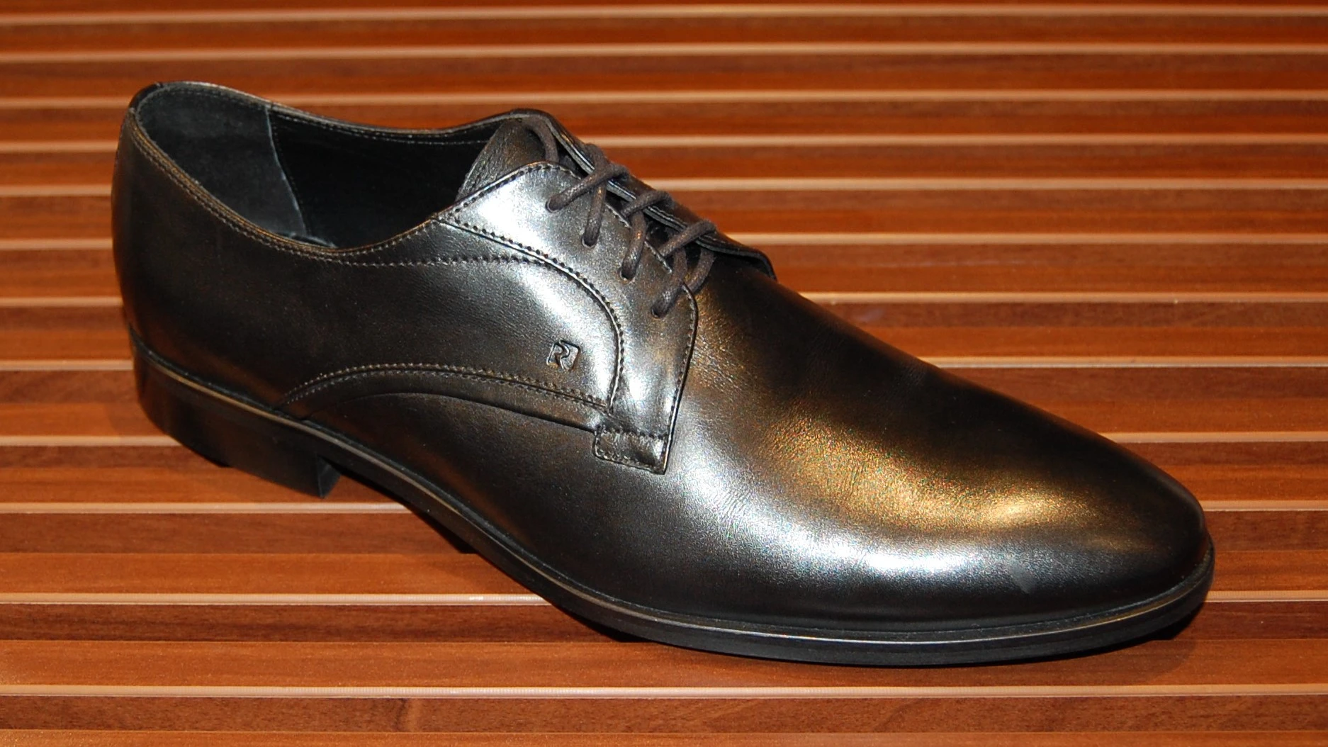 Półbut z wykończeniem PLAIN TOE