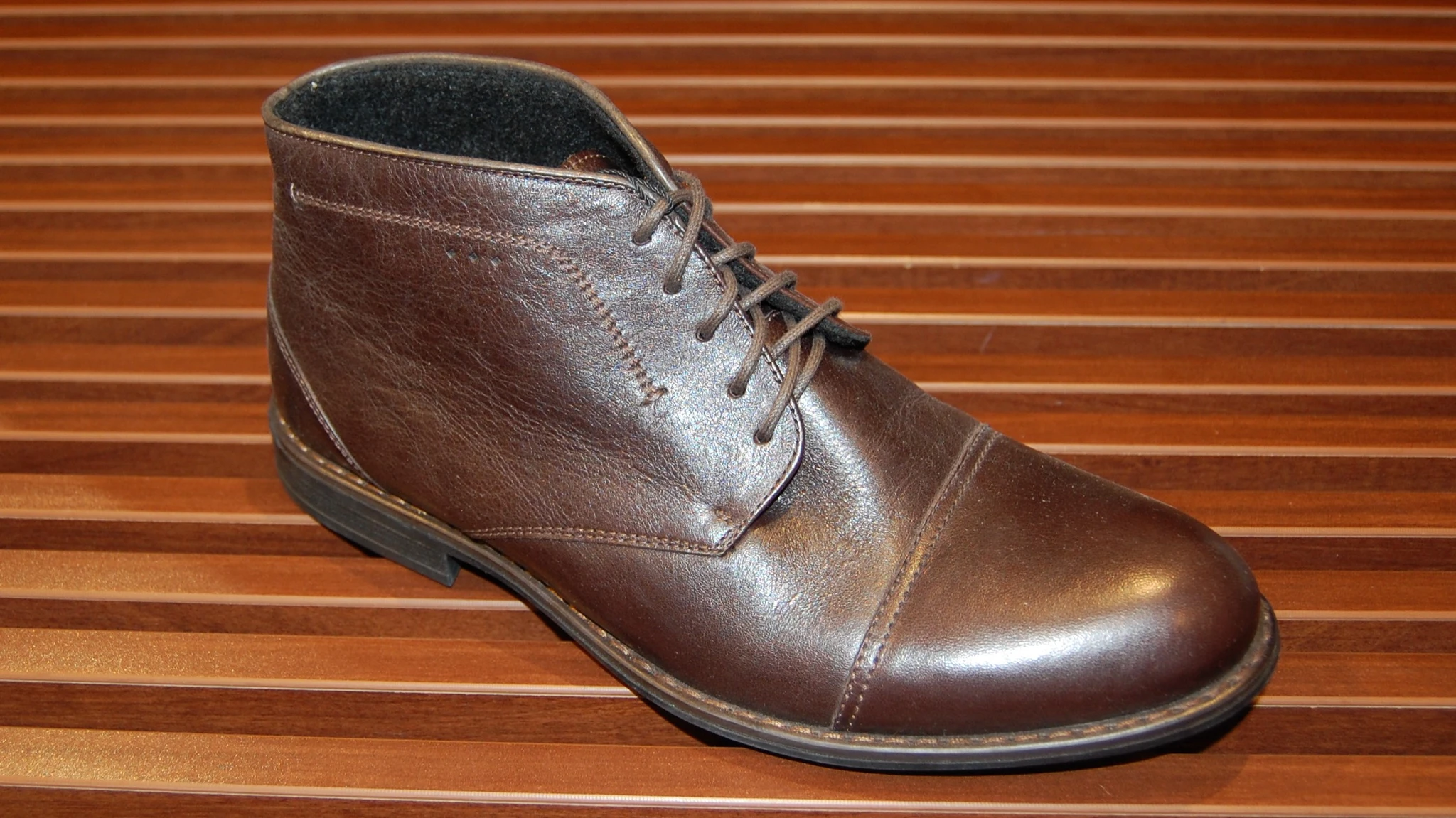 But Chukka z wykończeniem CAP TOE ( wersja z 5 dziurkami )